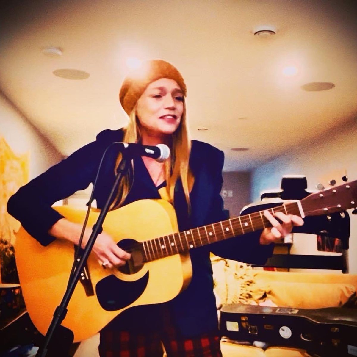 December 31 7:30pm
Sauce Italian Market 
$100 per person 
4 course dinner
Only 75 seats available 403-727-7627
Live Music 
Sarah sings a lifetime of favourites, everything from blues to jazz, funk , Latin and soul, country, bluegrass and  folk,  rock and pop… 

￼