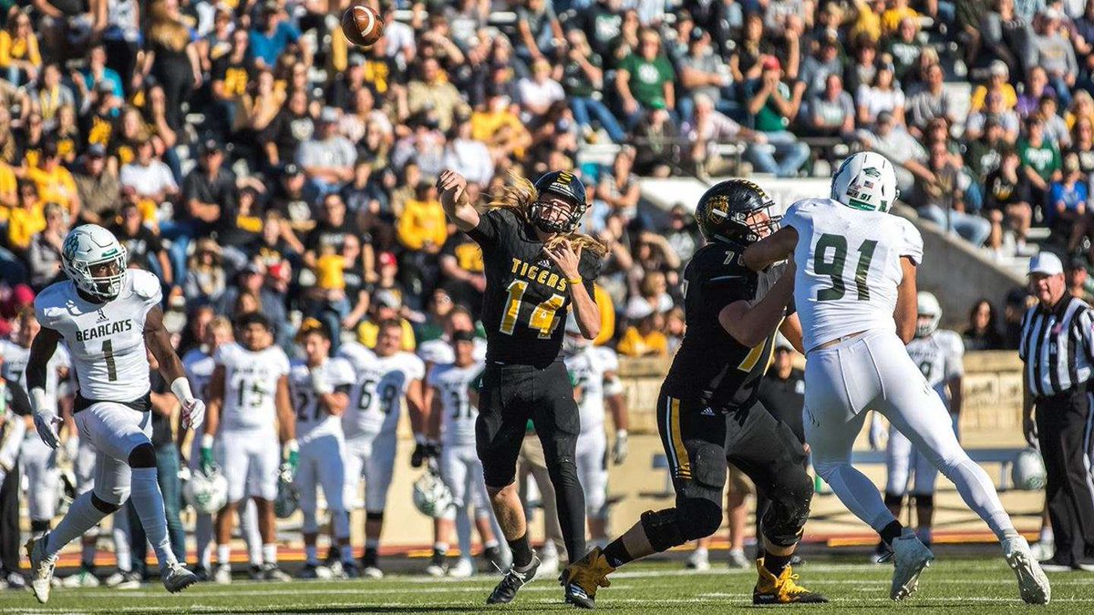 Blessed to receive an offer from Fort Hays State! Thank you <a href="/Coach_Zoda/">Austin Zoda</a> <a href="/CoachJMBryant/">Jeff Bryant</a> <a href="/FHSUFootball/">FHSU Football</a>