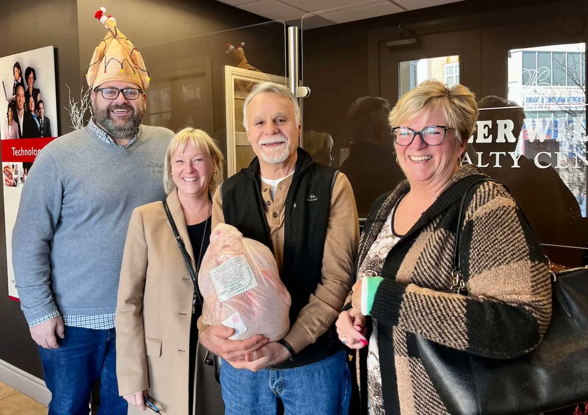 PierreDemers's tweet photo. More Turkey's are leaving the coop today! 🦃

Thank you Nancy for your years of support for Georgina Cares! 🤝 We hope that everyone enjoys this festive bird over the holidays! 

#TeamPeroff #GeorginaCares #HomeIsGeorgina #GobbleGobble 🦃 https://t.co/fJnPt3h99e