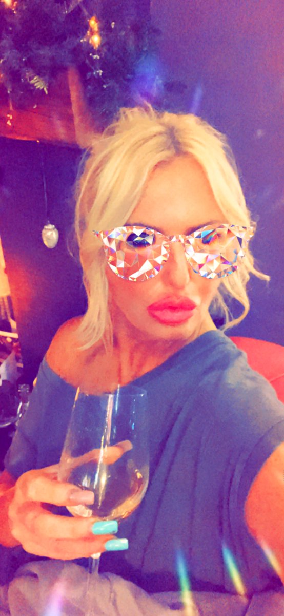 debbschanz's tweet photo. SHEEEEEEEEEEZ it’s Freezin tonite!!’ Done some Xmas shoppin! Yes yes I know -I’m soooo late. But I have to do mums too + I’m sooooo skint this year Merry Xmas tweeps Luv y’all 😘#whatfilter #fukit 🥂 https://t.co/ojP5dzpl2V