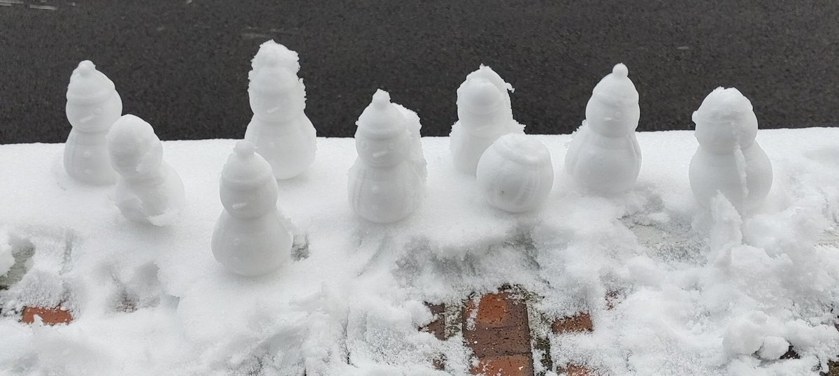 McGuirePatrick's tweet photo. It snowed yesterday in Bundang! A neighbor was making these mini-#snowpersons as I passed. Photo taken with permission of the neighbor. #BundangWeather #weather #KoreanWeather #KoreaVisits #snow https://t.co/3pJM6YW5vX