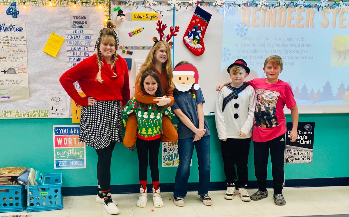 MissBurkhardt5's tweet photo. We wish you a very MERRY CHRISTMAS and a HAPPY NEW YEAR! https://t.co/2Ex0I03hee