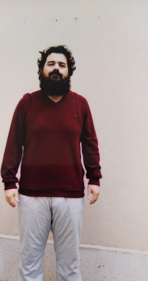 Ege'den özgürlük hayaliyle yola çıkan, bu yolda eşi ve oğlu gözlerinin önünde sulara kapılan,“Konuş!Yoksa cenazeye göndermeyiz” tehditlerine maruz bırakılan, işkence altında verilen ifadeyle tutuklanan ve oğlu dokundu diye sakallarını kesmeyen bir baba Hasan Aksoy. #StopPushbacks