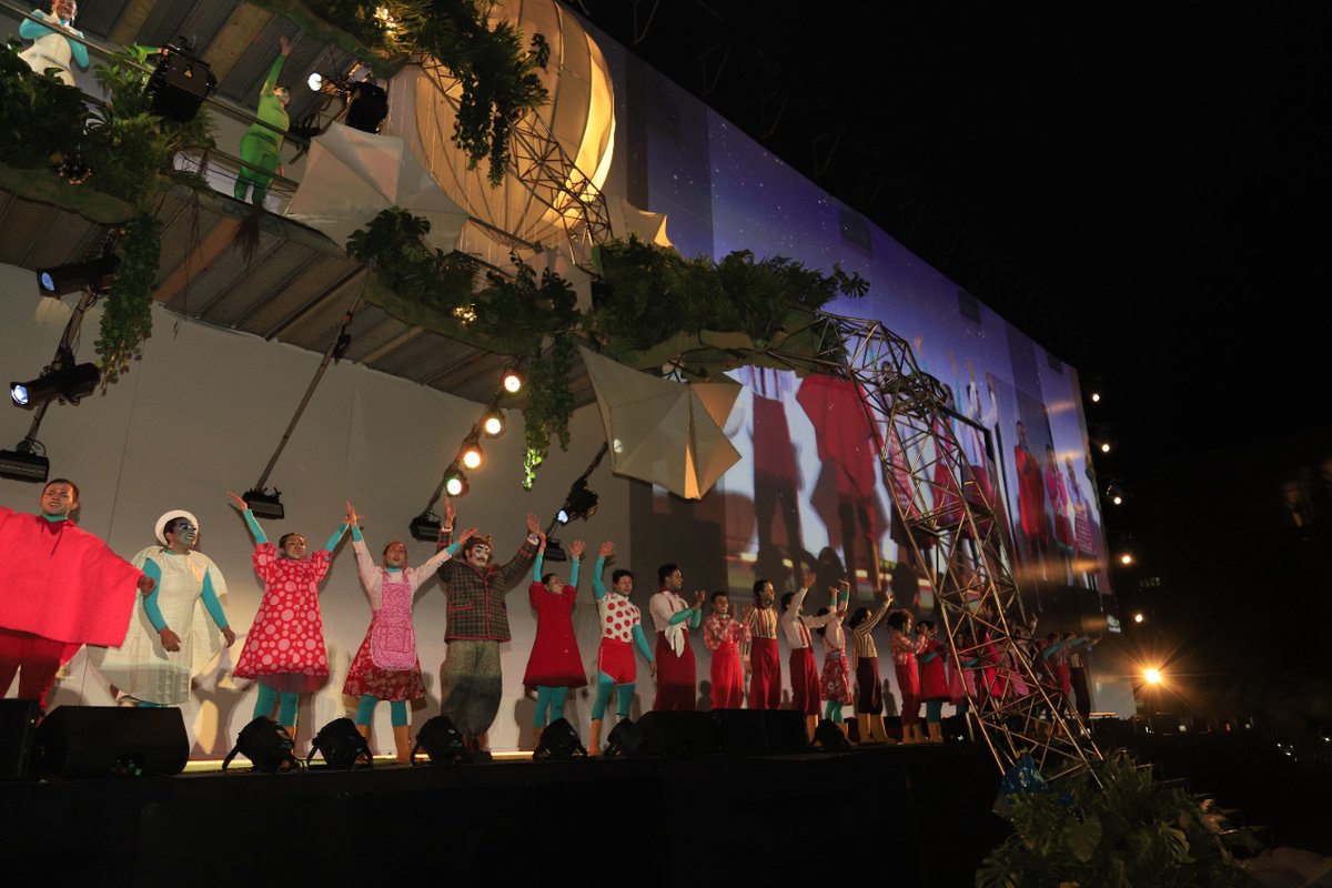 CulturaenBta's tweet photo. Nos sentimos orgullos@s de tener por 1ra vez en @Bogota el gran espectáculo el #ÁrbolDeLaAbundancia en la Plaza de Bolívar, junto a una #NavidadLocal en la Feria Bogotá es Navidad, hasta el 23 de dic en la Plaza La Santamaría. #QuédateConLoMejorDeBogotá
https://t.co/7Zw8hTLj1r https://t.co/FMBusTAYhD