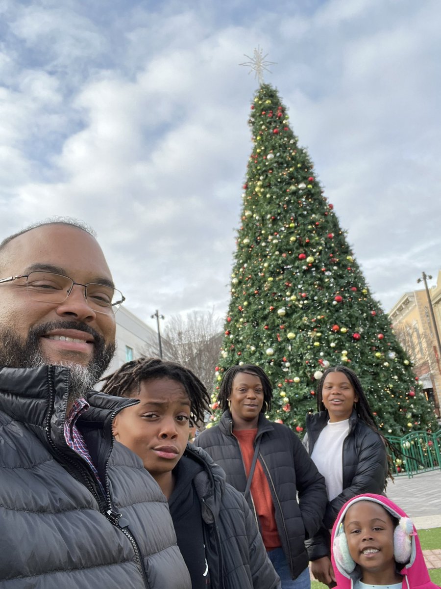 HughUnderPar's tweet image. Happy Holidays 🎄 #TheSmiths #MiFamilia #ItsReallyCold #BigTree