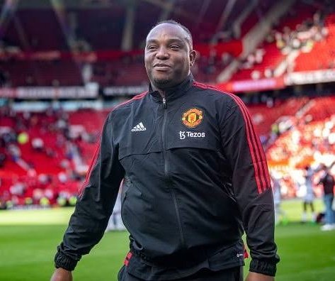 UtdFaithfuls's tweet photo. Remember when Ten Hag immediately turned to Benni McCarthy on the bench to credit him after Rashford scored that header against West Ham?

Happy to see a confident Rashford back enjoying his football, and credit to this guy for helping him. #mufc. https://t.co/J6zbnqy6r2