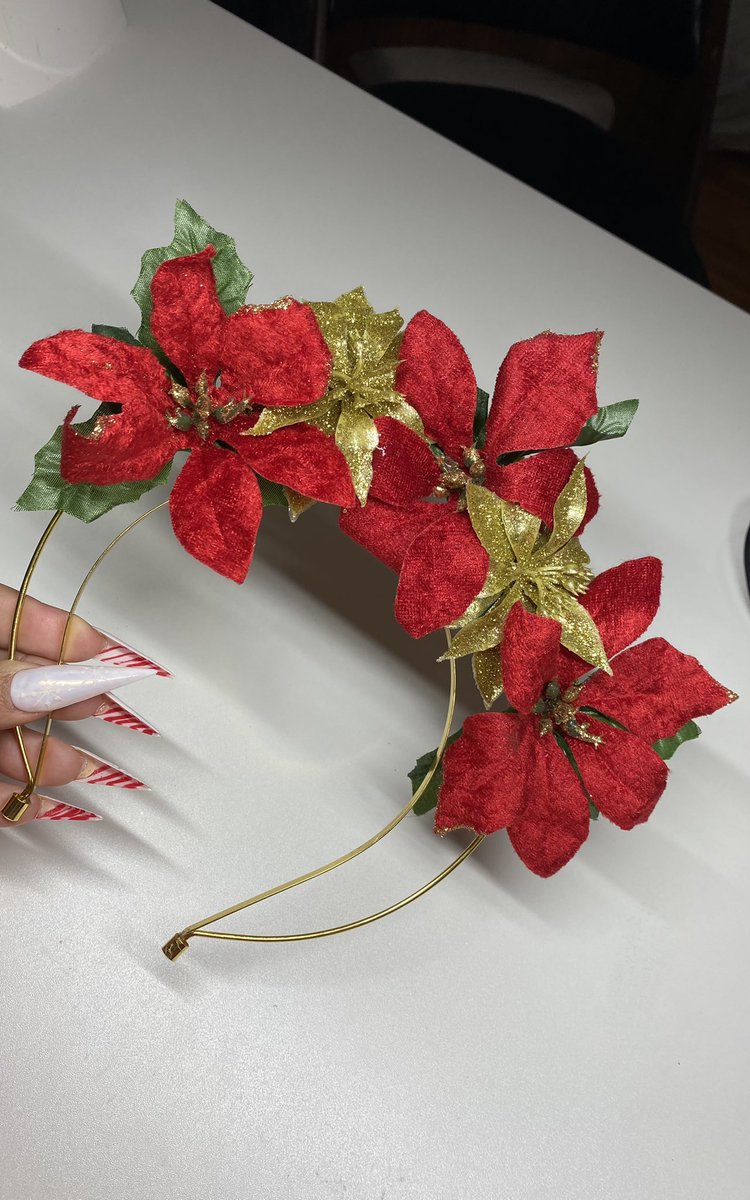 WhiteGanja_'s tweet photo. Ray: Damn I didn’t even get any Christmas ears/headbands for work 
Me: You want one ?
Ray: What you gon’ make one? Right now ?
Me: yeah ?

*15 mins later* https://t.co/ShgdsEvXGN