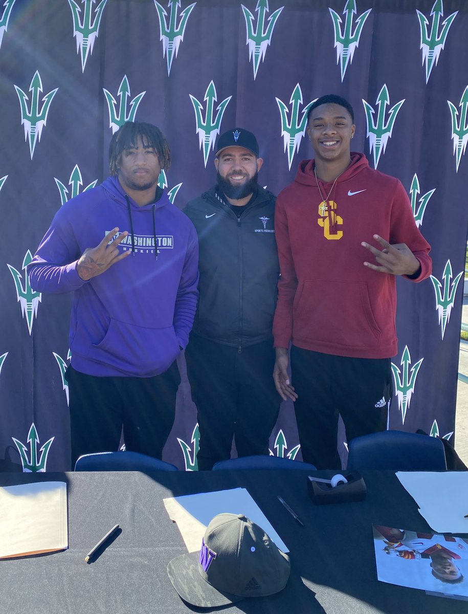 Congrats to these incredible young men on their commitment to playing 🏈 at the next level @JordanWhitney23 @MalikiCrawford Can’t wait to see you both do big things and ball out on Saturdays!🤘🏽 Proud AT! 👏🏽🤙🏽 @TritonsFootball @phs_tritons #ForksUp🔱 #PacificaU #NSD23