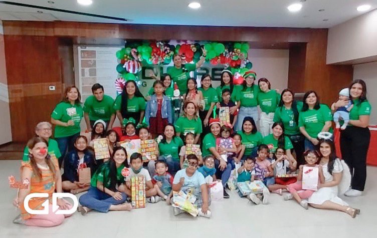 GrupoDIFARE's tweet photo. De la mano de nuestros #VoluntariosGD realizamos agasajos en las ciudades de Guayaquil y  Portoviejo.

En Guayaquil, compartimos una fiesta navideña con los niños, niñas y adolescentes de @AsonicGuayaqui En Portoviejo llevaron alegría a @Hogardebelen ⭐️🎅🤶

#NavidadGD #PielGD https://t.co/MGSOAKZLBf