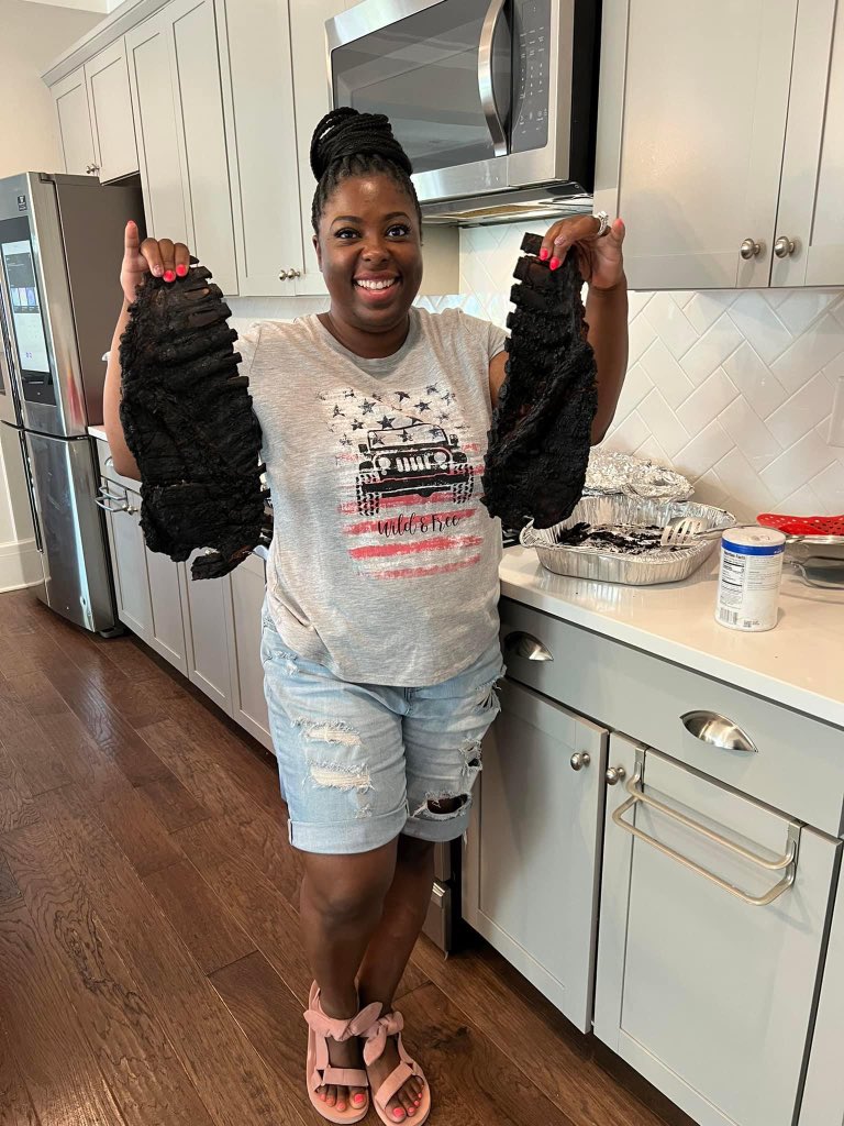 mbksimoney's tweet photo. She Burnt Her Ribs 😭 Girl I Thought She Was Holding Bundles 😂😂😂 https://t.co/sxpxGaKuYk
