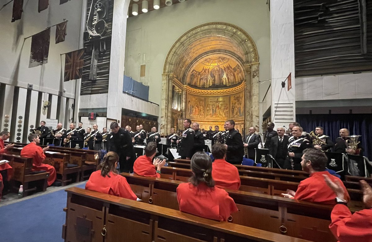 And that’s a wrap for #Christmas; played and sung in by the brilliant <a href="/RYband_/">The Band of The Royal Yeomanry</a> and #GuardsChapel Choir in a festive spectacular. #ArmyMusic #ChristmasCarol #Christmas2022