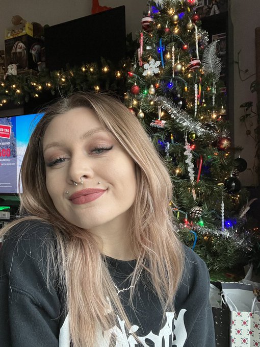 Can&rsquo;t wait to get home and decorate for my annual holiday stream party!!! It&rsquo;s going to be a good one<a href="/tag/altstarawards"class="tags"><span>#altstarawards</span></a>