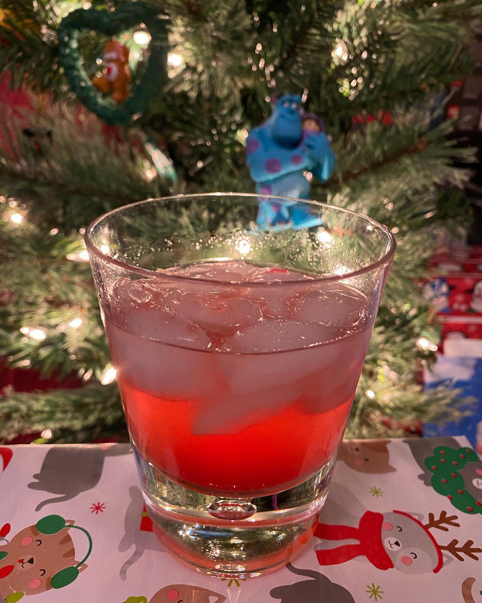 DrinkableGrape's tweet photo. I’ve been playing with these recipes for the last few weeks. Took a while to get them perfect. 

Enjoy this holiday! A winter spice old fashioned and sugar plum fairy.

Sugar plum fairy
2 oz gin
1 tablespoon cranberry simple syrup
Orange wedge squeeze
Shake with ice
1 oz soda wat https://t.co/Bplym1eU2L