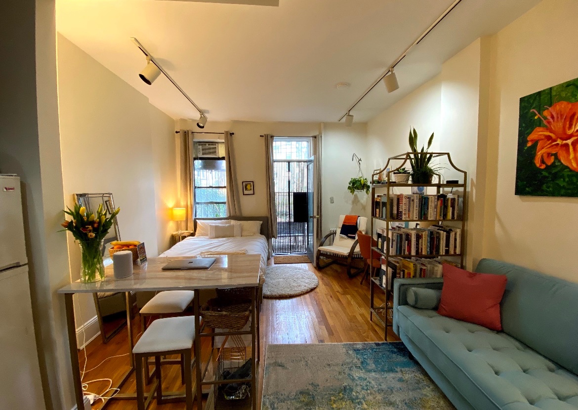 O_Myszkowski's tweet photo. new newsletter is hot and alive right here. I wrote about living in all the different configurations of my 20s! particularly by myself, during the pandemic. it would make me so happy if you gave it a read. https://t.co/Jxcc62b6Dr https://t.co/XBaCJ5o4Zf