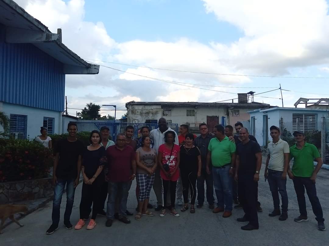 Se reúne el Colectivo de <a href="/AcueductoPinar/">Empresa de Acueducto-Alcantarillado Pinar del Río</a> , con Angel Luis Valenciano Correoso: Foto de la Unidad, que logró y continuaremos todos nosotros. Nos veremos pronto. Gracias por su apoyo, ayuda y regaños en el momento justo. Muchas Gracias.