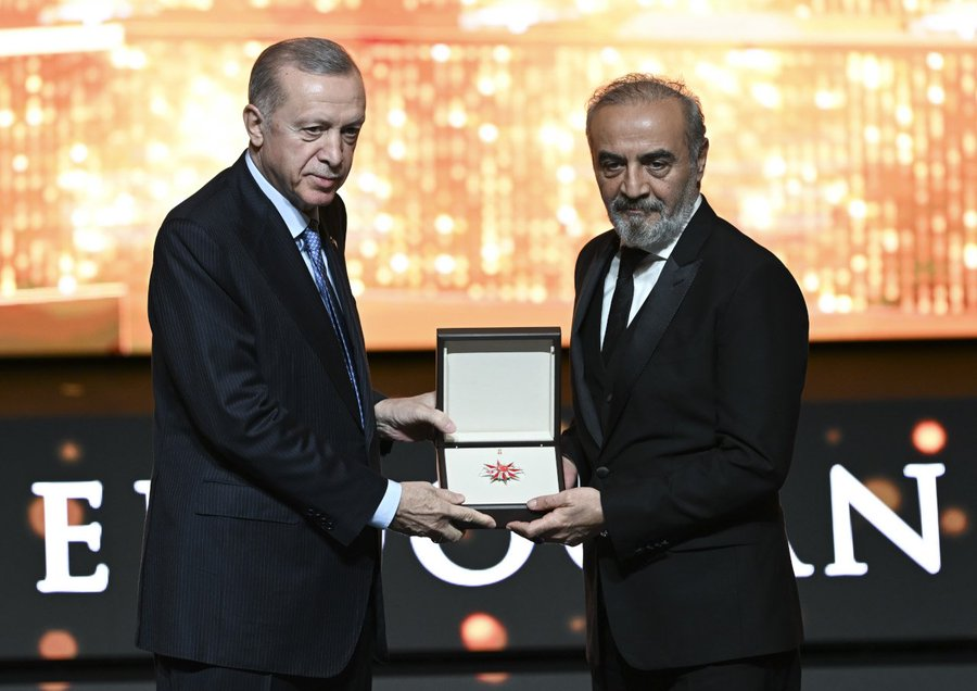 hilalnesin's tweet photo. Kürtlere bunca zulüm yapılırken nasıl içi el veriyor da ödül alıyor anlamam imkansız. https://t.co/EyjNr3BNPZ