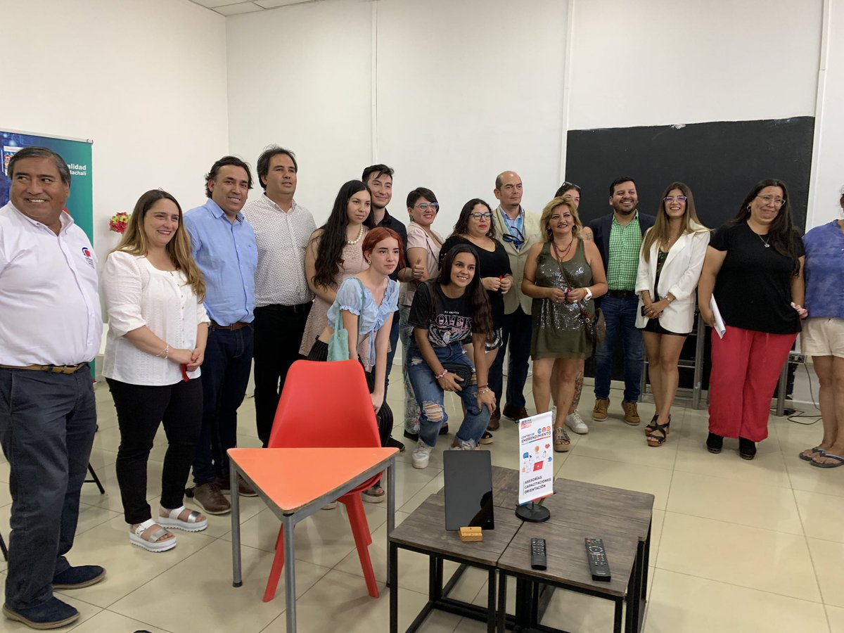 Director Regional <a href="/carrenoleo/">Leandro Carreno</a> asiste a la inauguración del #CentroDeEmprendimiento de #Machali, espacio que entregará asesoría, capacitación y orientación a emprendedores locales y que contará con la colaboración de nuestro <a href="/cdnrancagua/">Centro Negocios Sercotec Rancagua</a> 👏🏻💪🏻