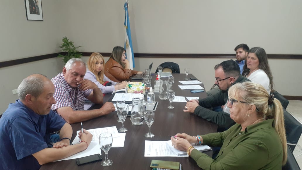 APDFApuertosOK's tweet photo. Hoy en el salón Kirchner de la Casa de Gob. de la Pro. de Santa Cruz nos reunimos para negociar el CCT.
En representación de APDFA, el Sec. Gral. de la Sec. Cro. Carlos Victoria, la Cra. Directiva Nacional Paola Contreras y el Cro. Gustavo Lambretch en su rol de Del. de Personal https://t.co/z28Uw5ToPA