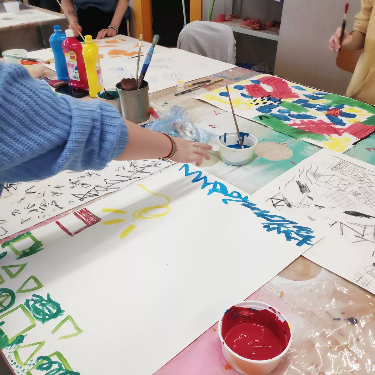 Continuem la proposta de Michael Lawton: fa uns dies vam convertir tres fragments d'una narració en esbossos sense referents figuratius; els vam retallar i ajuntar en una nova imatge imprevisible. Avui els convertim en una pintura sobre paper gaudint del procés. <a href="/EducacioUB/">Facultat Educació UB</a>