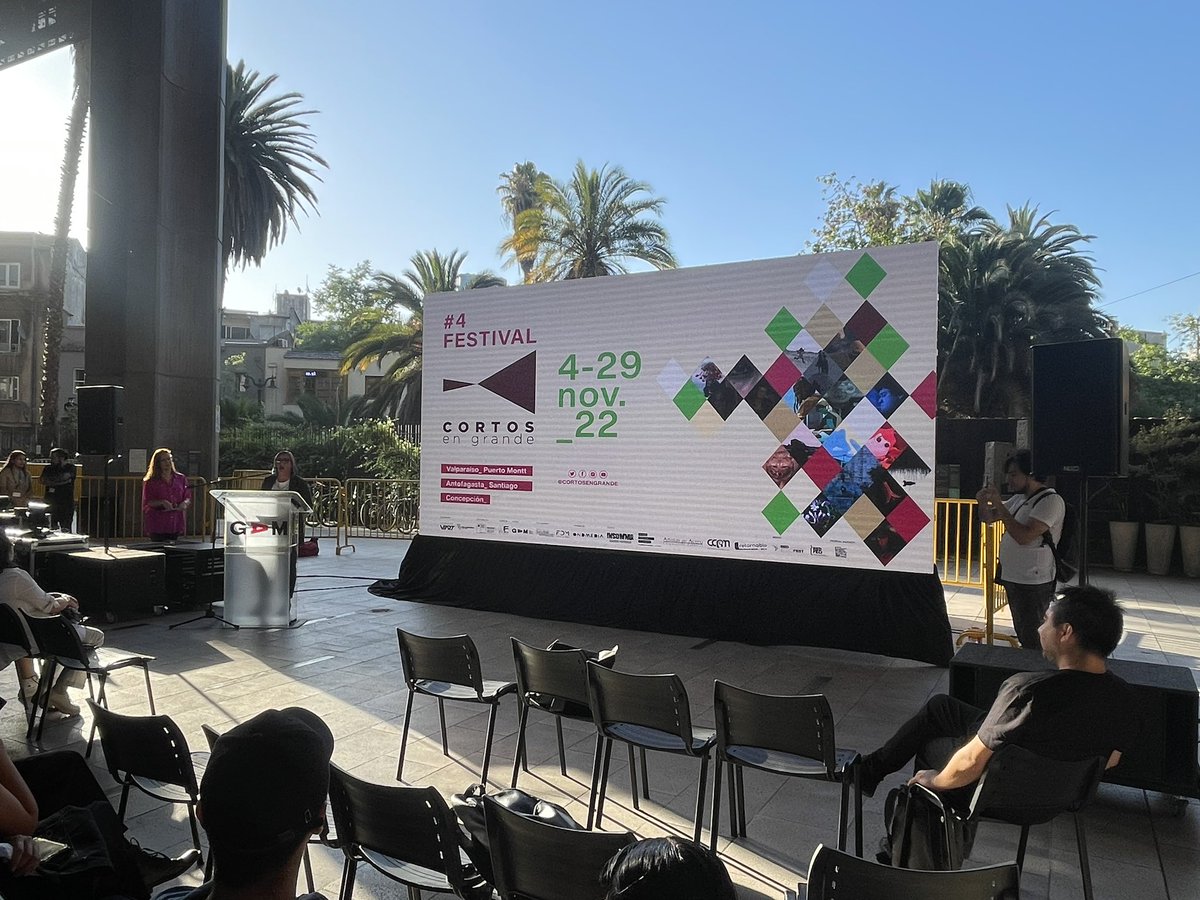 Hoy en @centrogam entregamos los premios a los cortos ganadores de <a href="/cortosengrande/">Cortos en Grande</a> tremenda iniciativa que fomenta la creación joven a través del audiovisual, impulsada por fundación Viart. Hoy nos acompaña la Subse <a href="/AGutierrezVas/">Andrea Gutiérrez Vásquez</a>, <a href="/TPeters_N/">Tomás Peters</a> , <a href="/loretobravof/">Loreto Bravo</a>  y <a href="/ValdebenitoNata/">Natalia Valdebenito</a>