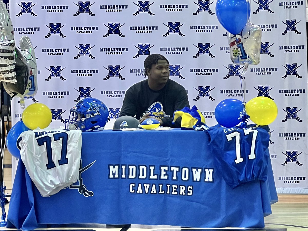 MGalloway302's tweet photo. So proud of 2 of my favorites. They are great overall humans. An added bonus is their athletic skill. Anwar, I got misty, but didn’t cry. Idk if I’ll make it though graduation though 😬. #signingday #proudAP #CavsPride @OnealAnwar77 @MikeyPearson3 https://t.co/XOwvvWflVa