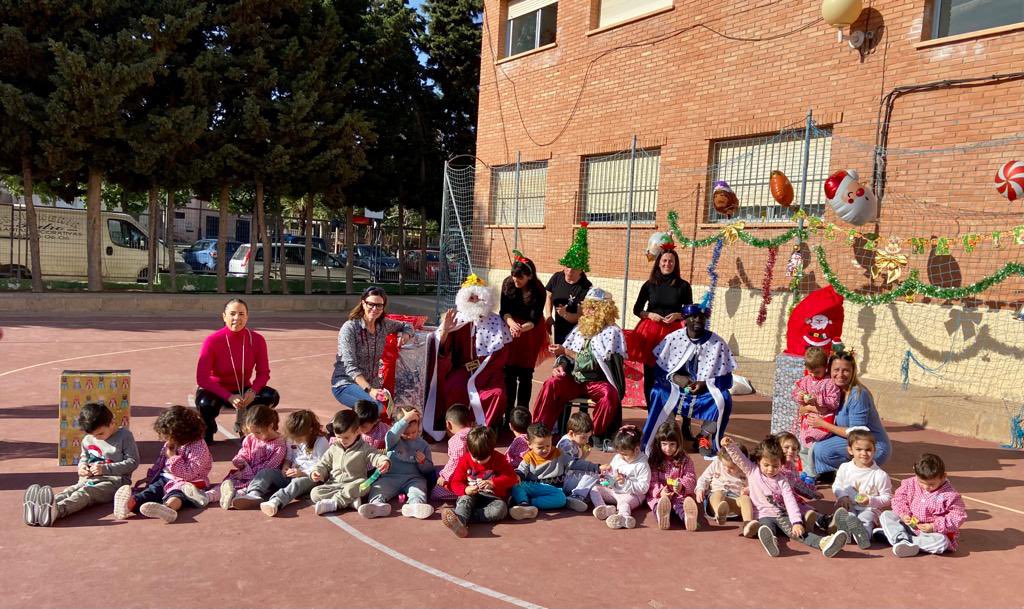 CEIPmanuelarome's tweet photo. Hoy hemos tenido un día mágico: nos han visitado sus majestades los Reyes Magos. Muchas gracias por hacernos felices y traer ilusión a nuestro centro. https://t.co/a3YYdiTSTY