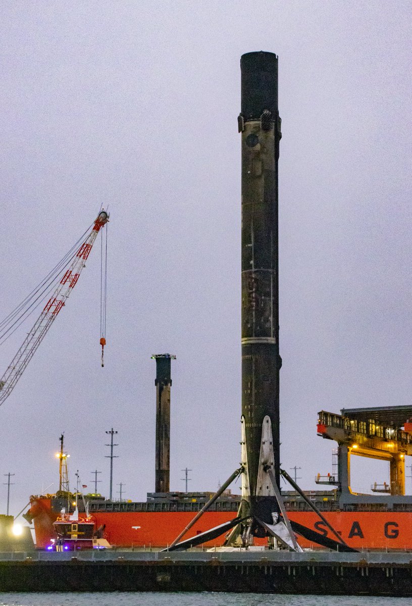 JennyHPhoto's tweet photo. Two booster arrivals in one day!
B1067 (left) arrived this morning at 5:00 AM after its 8th mission &amp; B1058 (right) arrived this evening after its 15th mission.

📷: Me for @SuperclusterHQ 
@SpaceOffshore https://t.co/dZ7cwIvwjk