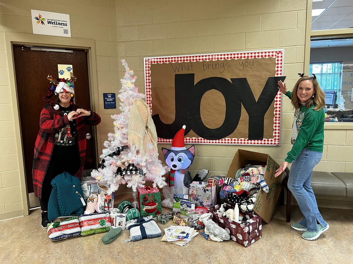 Coach_Brummel's tweet photo. @DHElementary Huskies displayed their generous and caring hearts this holiday season! Our school family donated gifts for Maranatha Village, raised money for those in need and topped off our event with an amazing performance by our Hitmakers. #givingiscaring @officialSPS #joy https://t.co/wPzUibsXA7