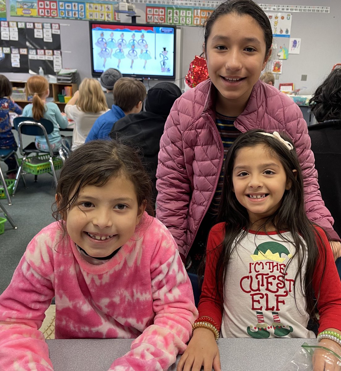 MorinFirstGrade's tweet photo. We had a great time crafting and then reading with our 5th grade book buddies today! @BESFirefly https://t.co/1a6pcHhjmo
