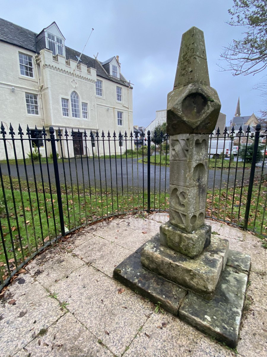 IanHayton's tweet photo. I just went to the bakers and there was an obelisk sundial. #WestKilbride #ScottishSundials #KandyBar #Sundials @Fluffy_LeMonde @MOOC_CS https://t.co/Oh8mnBip5J