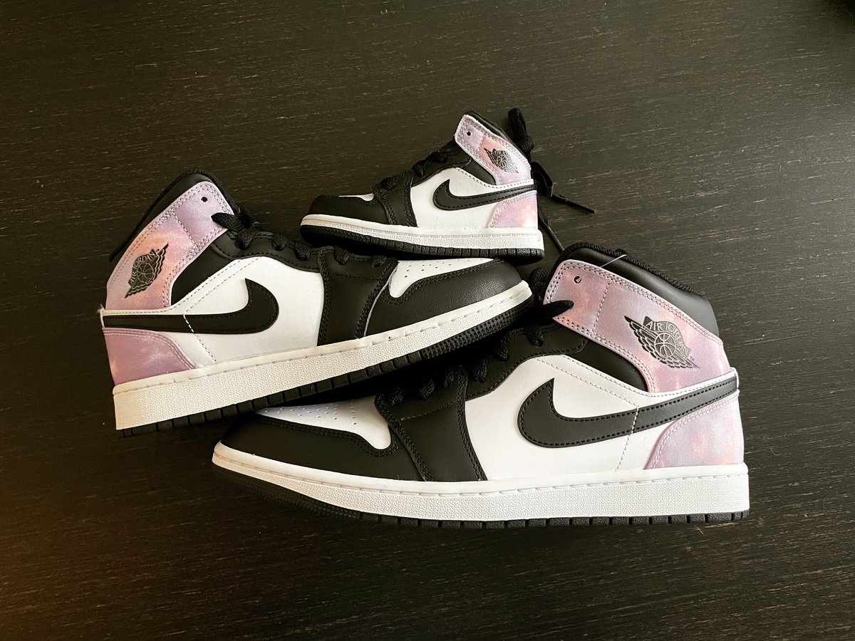 Loy_Annie's tweet photo. Matching family shoes ready for baby girl ๐๐ Now if I can only find a dog pair ๐ค #Jordans #JustTheBeginning #ObviouslyMatching #OneMonthLeft https://t.co/4XYmHm3Iz3