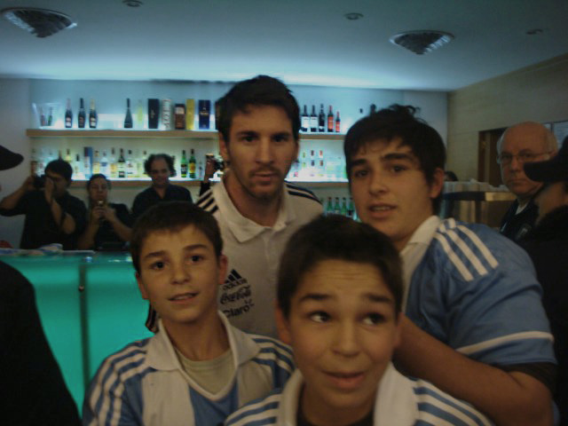 Alvarezismo's tweet photo. "Sigan soñando, sigan creyendo. Si trabajan, se sacrifican, si todos los días hacen las cosas bien y sobre todo son buenas personas cada día están más cerca de lograr sus objetivos y sus sueños" Julián Álvarez. https://t.co/RMU8ej9EyJ