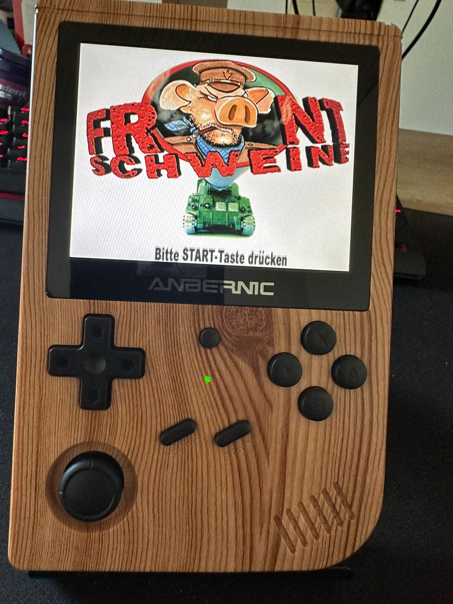 tenka649's tweet photo. The ANBERNIC RG351V, very good for traveling. 💪🙃
#anbernic #gaming #retro #retrogaming #handheld #handheldgaming #frontschwein #hogsofwar #videogames https://t.co/sKmredK4cE