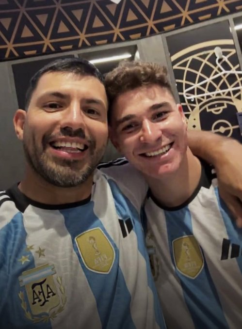 Alvarezismo's tweet photo. "Sigan soñando, sigan creyendo. Si trabajan, se sacrifican, si todos los días hacen las cosas bien y sobre todo son buenas personas cada día están más cerca de lograr sus objetivos y sus sueños" Julián Álvarez. https://t.co/RMU8ej9EyJ