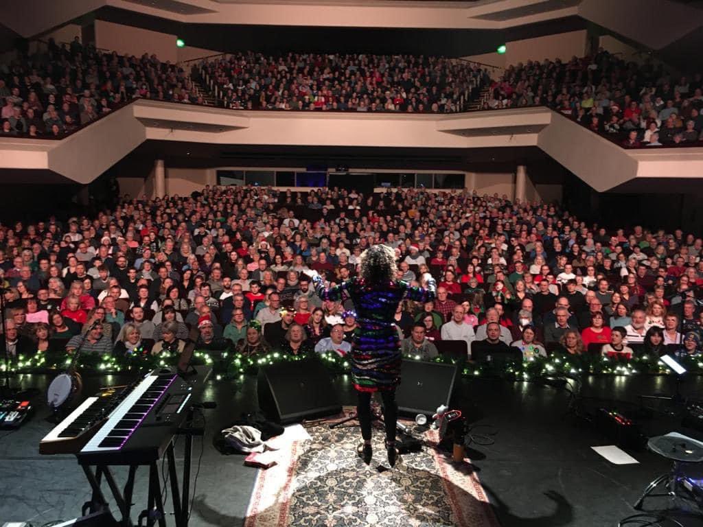 katerusby's tweet photo. πππ€ Oh my word Nottingham @RoyalNottingham what a brill gig to finish on! You were phenomenalπ
π»π§π»βπ Thanks for the amazing vocals and helping me out. Happy Christmas to you all and much love π€ππ
#RusbyXmas #christmas2022 #brass #sparkly #tour #sweetbells #band #nottingham https://t.co/IQg3vQcFbR