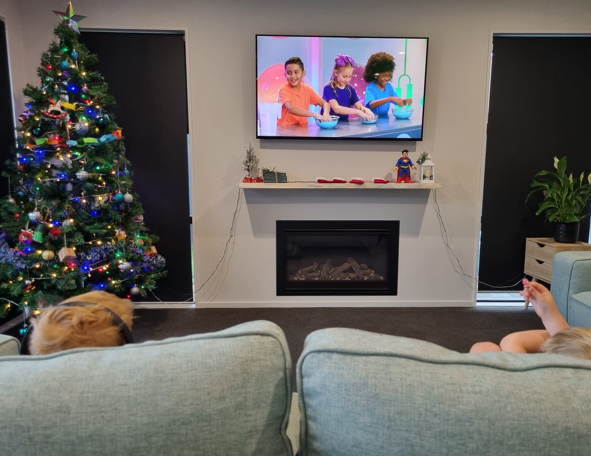 Late to the party, but how cool is Emily's Wonder Lab <a href="/TheSpaceGal/">Emily Calandrelli</a> 
Two science obsessed kids have watched nearly the whole season in one sitting 🙈