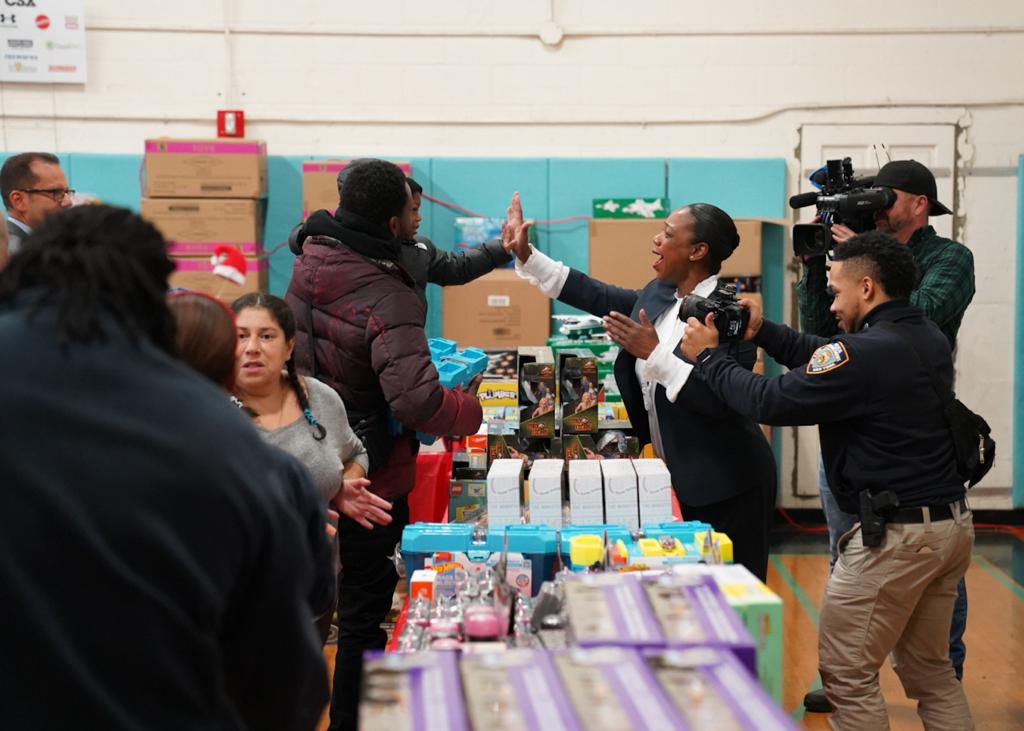 NYPDnews's tweet photo. This afternoon @NYPDPC & @1strcf helped to spread holiday cheer at their toy giveaway in Queens. Hundreds of toys were distributed in a memorable event ensuring no child was without a toy this year. https://t.co/AlfDIuW2tu
