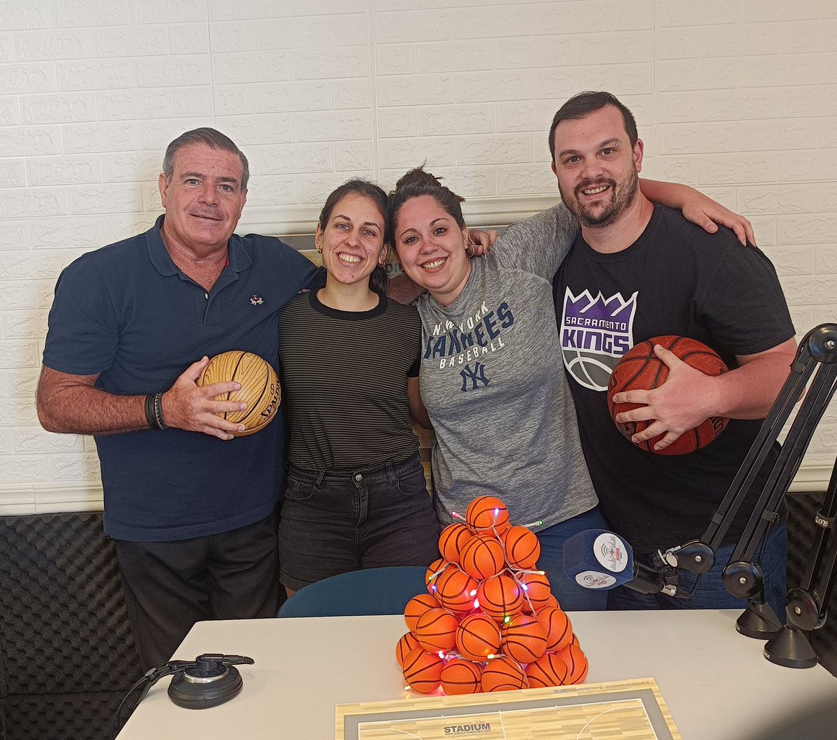 Seguiremos creciendo, seguiremos proyectando y seguiremos buscando ser mejores.
Abrazamos a nuestra profesión, amamos al básquet y, aunque a veces cueste, sigo convencido de que este es el camino.