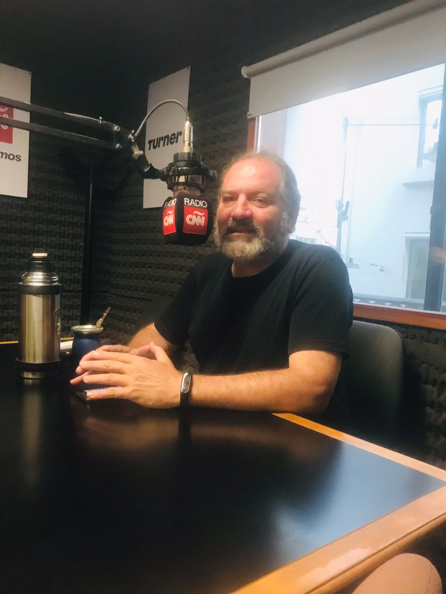_charlycardozo's tweet photo. En @CNNRadioRosario con #WalterCastro y @AlejandraCorda5 “En una región con 280 muertes violentas e indefensión total de los ciudadanos, la imagen del tackle y la foto forzada de Perotti (en un aeropuerto sin vuelos) con Messi y Di María fue lamentable” #Rosario https://t.co/RZsOl19MAJ