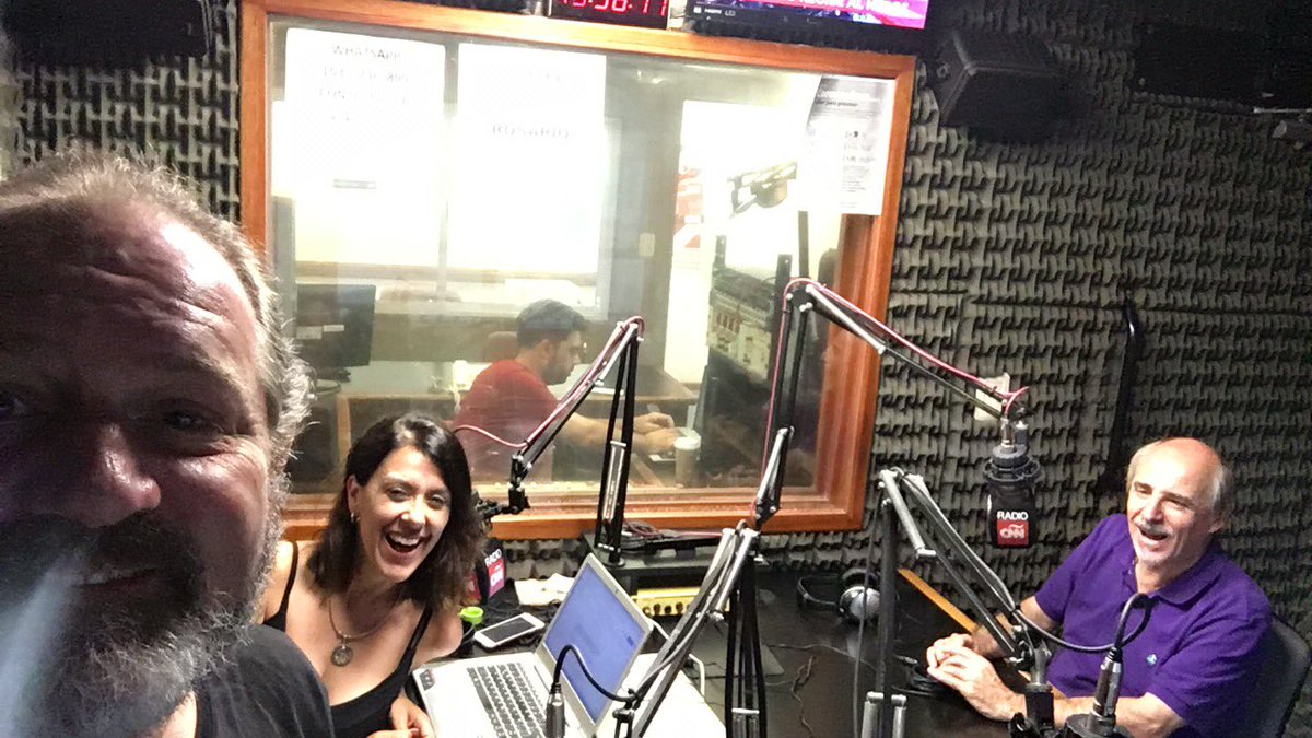 _charlycardozo's tweet photo. En @CNNRadioRosario con #WalterCastro y @AlejandraCorda5 “En una región con 280 muertes violentas e indefensión total de los ciudadanos, la imagen del tackle y la foto forzada de Perotti (en un aeropuerto sin vuelos) con Messi y Di María fue lamentable” #Rosario https://t.co/RZsOl19MAJ