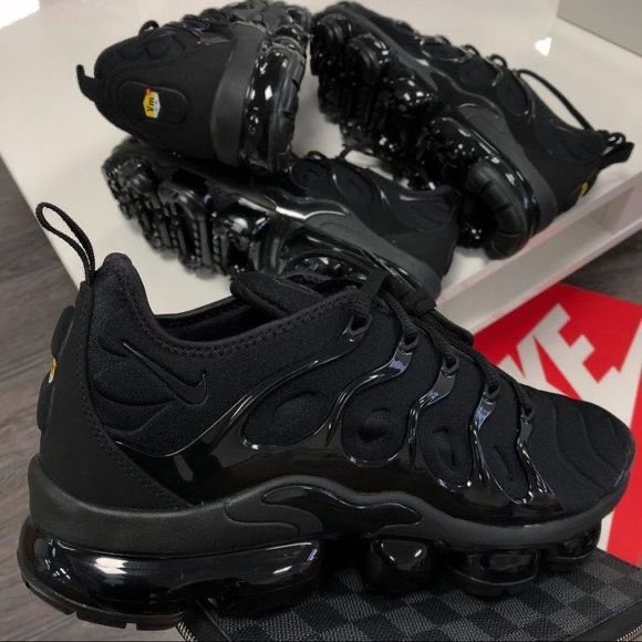 adamdecentral's tweet photo. Nike é outro nível 🤮🔥 https://t.co/MjkEFwzv4J