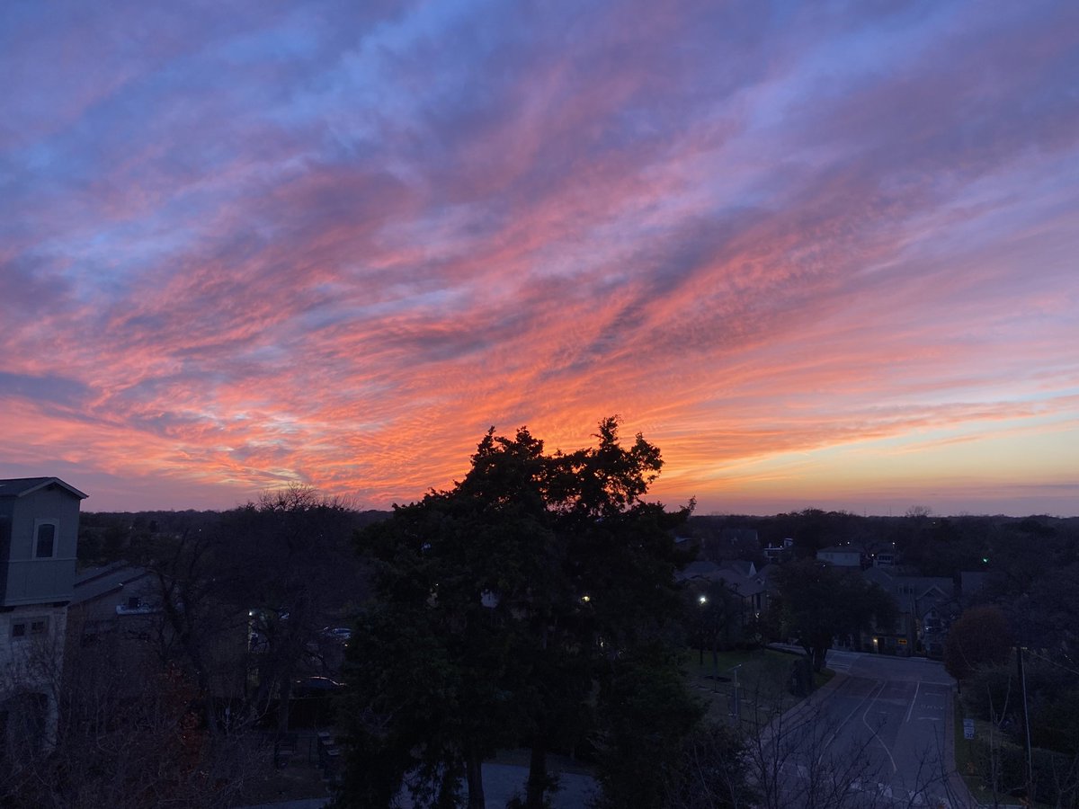 It’s hard to believe that the  arctic blast begins in a few hours with this type of beauty. #DallasMoment.