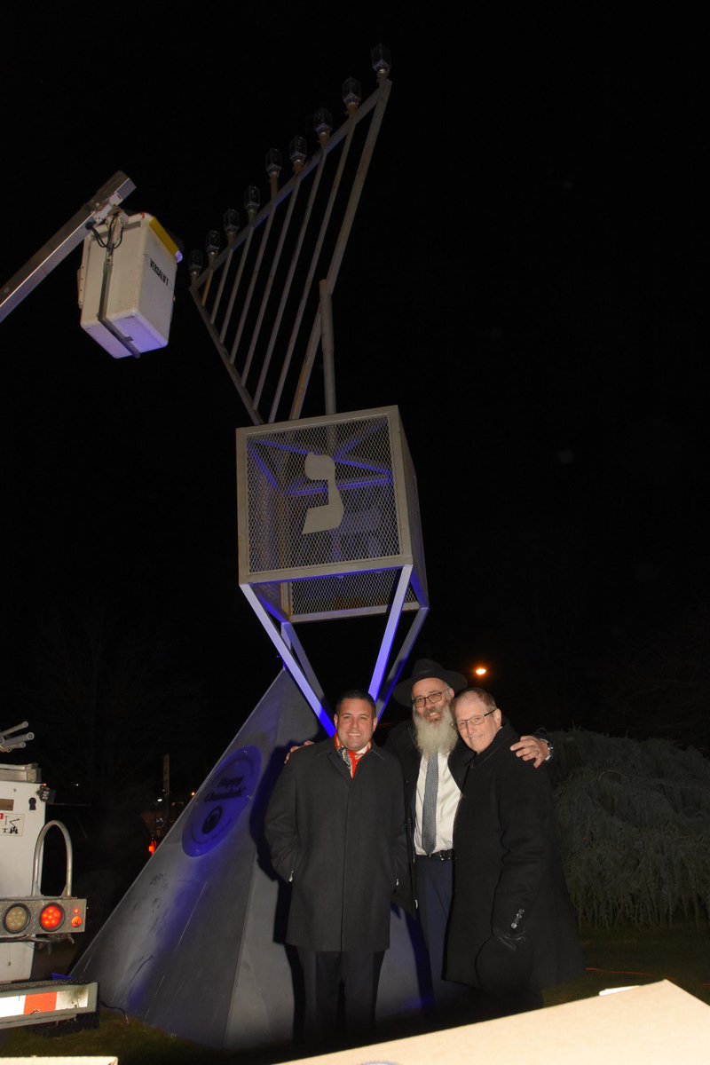 ANTHONYDESPO's tweet image. The #FestivalOfLights continues. 

Thankful to join #CedarhurstNY Mayor Ben Weinstock, Rabbi Zalman Wolowik @Chabad #FiveTowns &amp;amp; #NY04 neighbors on this 4th evening of #Hanukkah to pray that light always overcomes darkness - bringing us good health, peace &amp;amp; joy.