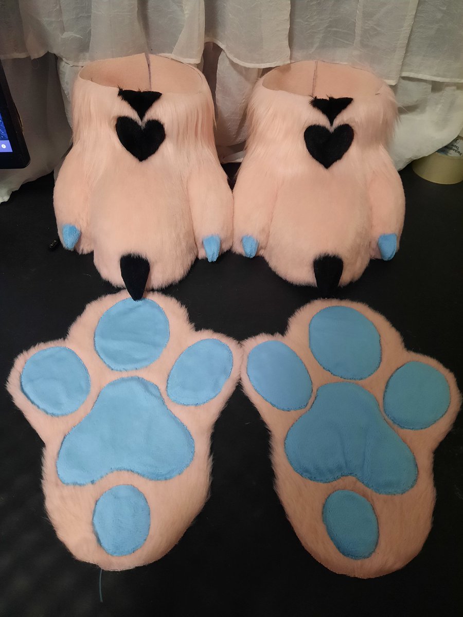 Peets! Furring these roo paws for @pinkroostudios

#MatchaFursuits #feetpaws #fursuitfeet #furry #furries #furryfandom #fursuit #fursuits #fursuitcommission #fursuitmaker #kangaroofurry #kangaroofursuit #fauxfur #kemono #kemonofursuit