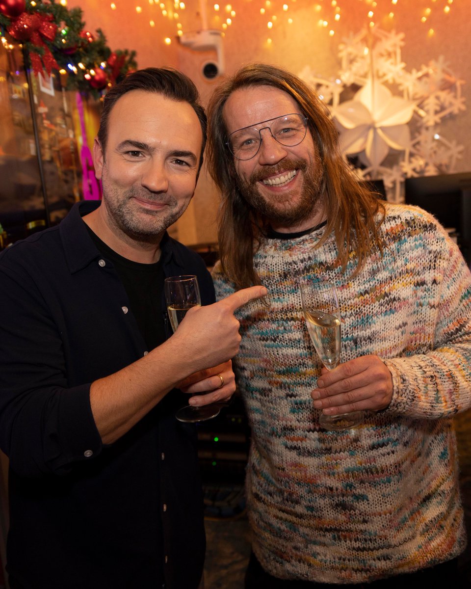 Giel Beelen (@giels) on Twitter photo Oh my god 😨 Staat ineens mn radiovriendje <a href="/gerardekdom/">Gerard Ekdom</a> naast me! Met een MARCONI RADIO OEUVRE AWARD 😨🥹. Bedankt! En we zullen het nooit, nooit vergeten 😂 Maar niet getreurd.. I’ll be back. 📻 Oh my god 😨 Staat ineens mn radiovriendje <a href="/gerardekdom/">Gerard Ekdom</a> naast me! Met een MARCONI RADIO OEUVRE AWARD 😨🥹. Bedankt! En we zullen het nooit, nooit vergeten 😂 Maar niet getreurd.. I’ll be back. 📻