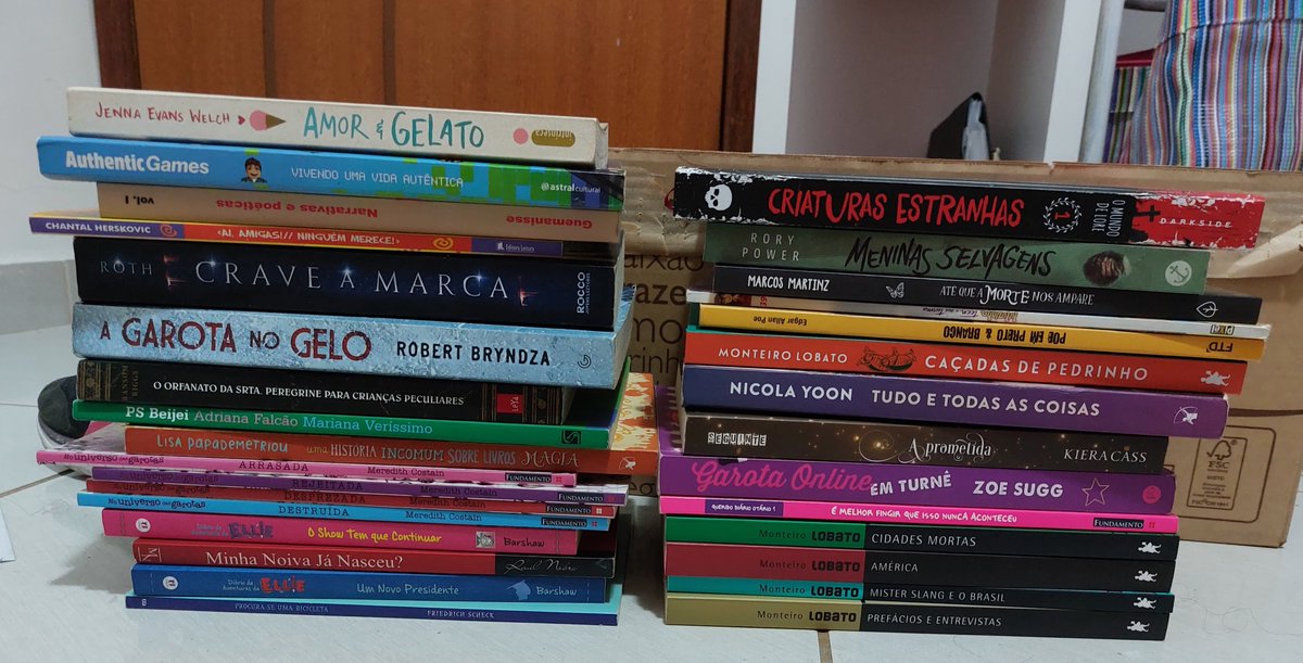 jumalucadasilva's tweet photo. o gnt, tô precisando de dinheiro ent p ajudar aq em casa, tô desapegando de vários livros meus, aq tem livros de vários gêneros literários, qm se interessar eh só me mandar mensagem

dêem rt p me ajudar pf 🥺 https://t.co/DuHyHTdzXa