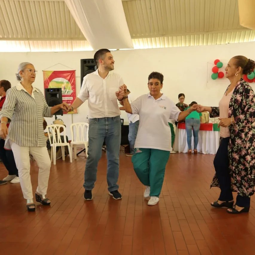 AlcaldiaPalmira's tweet photo. ¡Los adultos mayores despidieron el año! 🥳

Desde la Secretaría de Integración Social realizamos la reunión de Fin de Año a los grupos de adultos mayores asociados a  CORPATER y beneficiarios del Centro Vida La Ceiba. https://t.co/H3WIzfUhDw