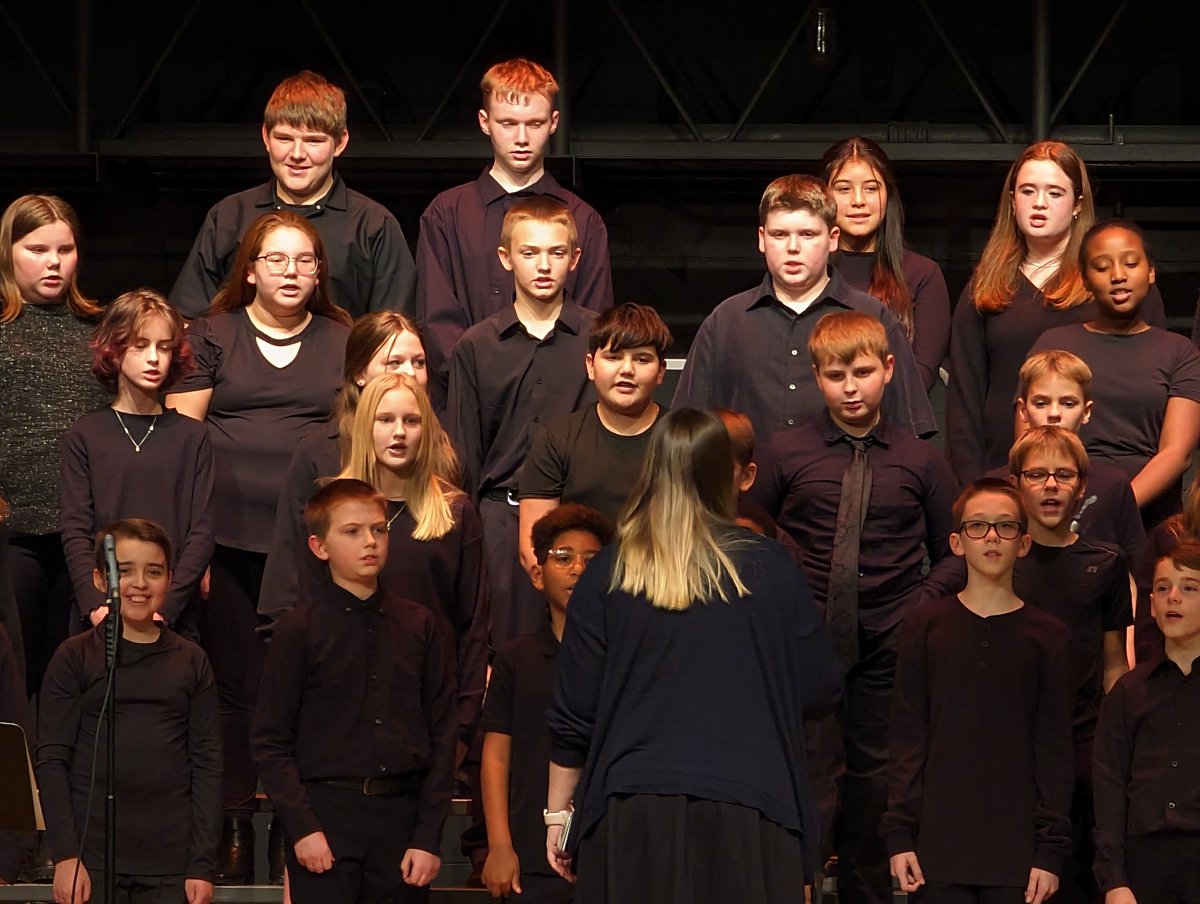 1GoodBetterBest's tweet photo. This evening, Grissom's 6th grade choir made their winter concert debut.❄️❄️ Wonderful job by our Grissom students ! #GoodBetterBest #BuildGMS #PHMExcellence https://t.co/bdhUCI18zp