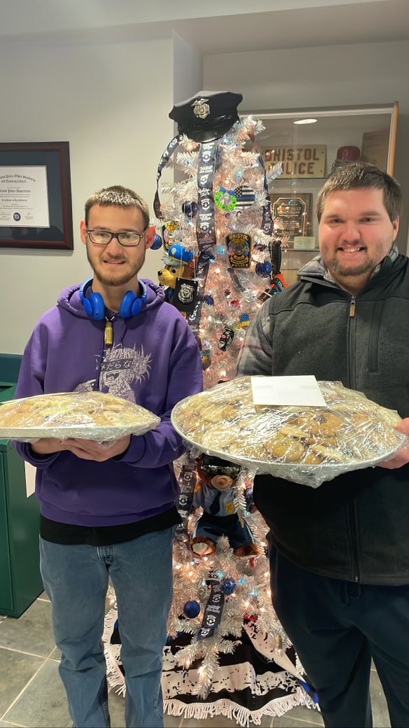 BandaKara's tweet photo. The Community Vocational, Functional and Goal programs baked and delivered cookies to @BristolCTPolice today. #lifeskills #thankyou @MrsHaRv33 https://t.co/3rpWkNwNxs