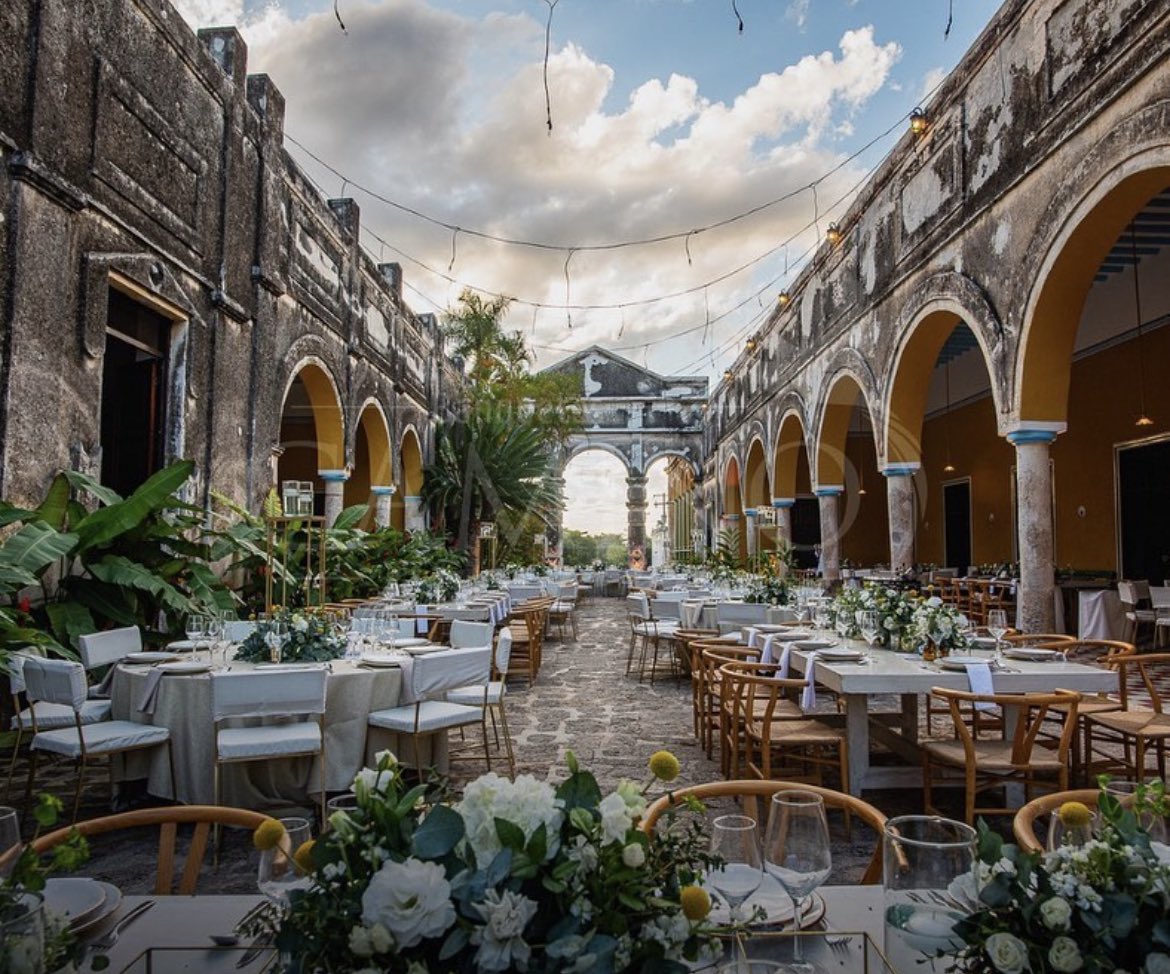 HdaYaxcopoil's tweet photo. Siempre habrá una historia de amor para contar… 👰🏻‍♀️🤵🏻💝
#bodas #weddingdress #WeddingPlanner #Yucatán https://t.co/VL8Xy79EWq